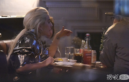 Gaga深夜与友人聚餐 头发蓬乱狂塞美食