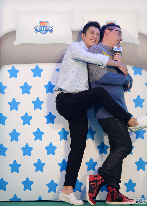 《我们十七岁》发布会 孙杨搂郭富城“入睡”