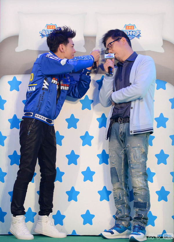 《我们十七岁》发布会 孙杨搂郭富城“入睡”