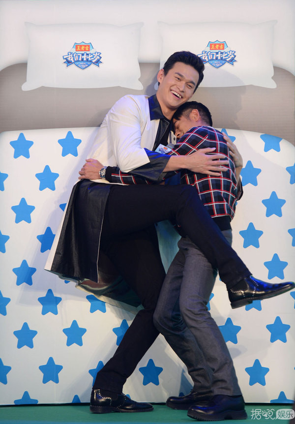 《我们十七岁》发布会 孙杨搂郭富城“入睡”