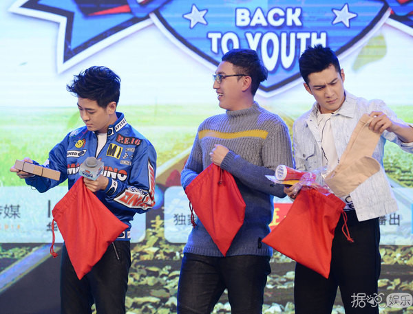 《我们十七岁》发布会 孙杨搂郭富城“入睡”