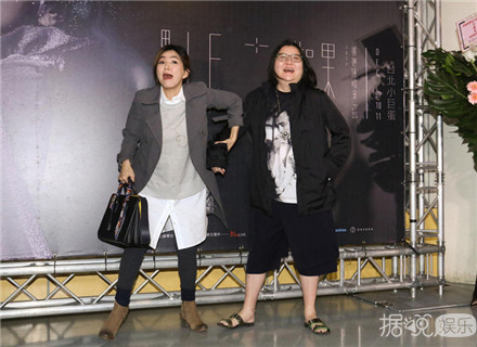 Ella五个月孕肚明显身材圆润  穿高跟靴乱晃吓倒路人