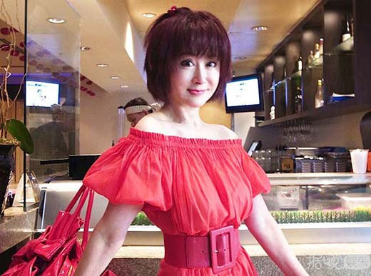 简直不是人类 71岁潘迎紫把自已活成了女妖精