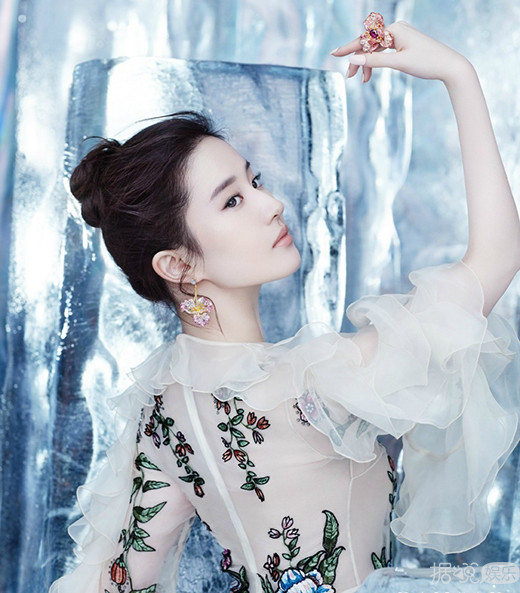 刘亦菲演得了白浅又可化身冰雪美人 最后一张亮眼了……