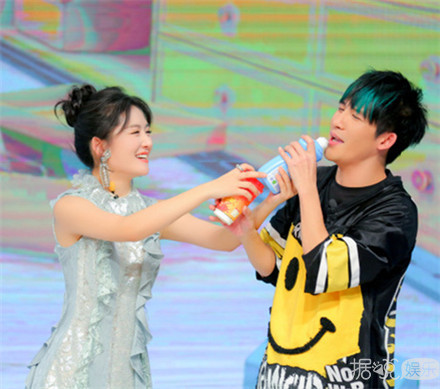 大张伟杜海涛奔着娜姐来串门  陈赫惊现海涛衣橱藏有马桶....