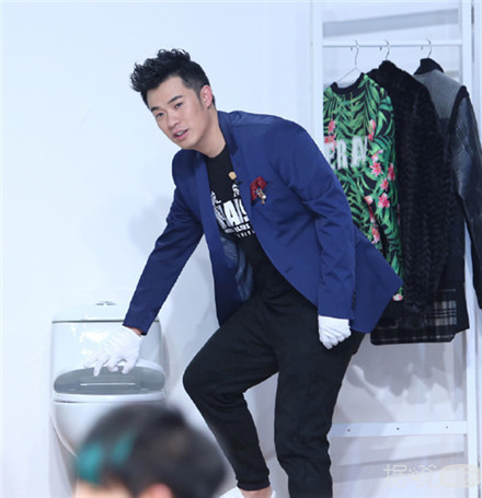 大张伟杜海涛奔着娜姐来串门  陈赫惊现海涛衣橱藏有马桶....