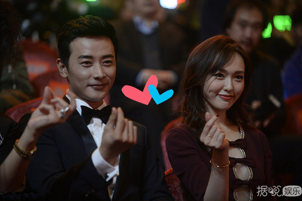 唐嫣罗晋亲密耳语狂撒狗粮 两人的目光里只有彼此