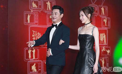 唐嫣罗晋亲密耳语狂撒狗粮 两人的目光里只有彼此