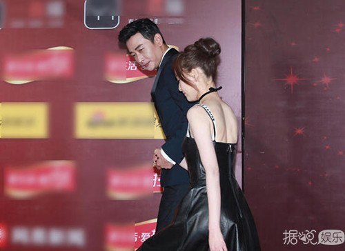 唐嫣罗晋亲密耳语狂撒狗粮 两人的目光里只有彼此