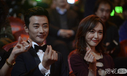 唐嫣罗晋亲密耳语狂撒狗粮 两人的目光里只有彼此