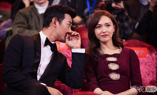 唐嫣罗晋亲密耳语狂撒狗粮 两人的目光里只有彼此