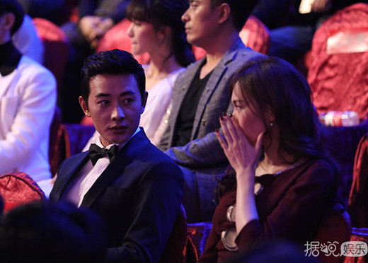 唐嫣罗晋亲密耳语狂撒狗粮 两人的目光里只有彼此