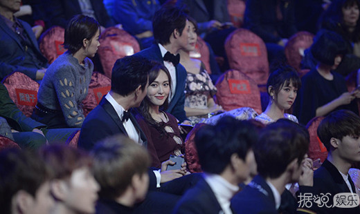 唐嫣罗晋亲密耳语狂撒狗粮 两人的目光里只有彼此