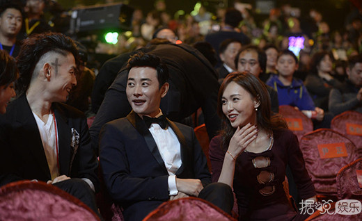 唐嫣罗晋亲密耳语狂撒狗粮 两人的目光里只有彼此