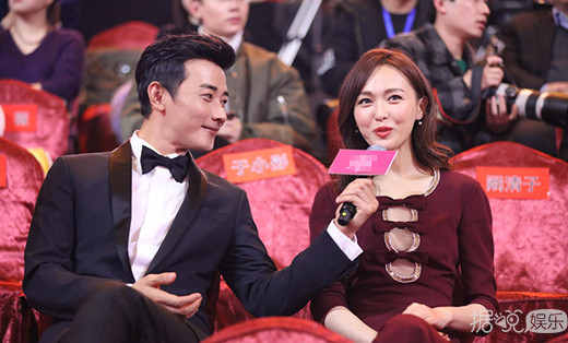 唐嫣罗晋亲密耳语狂撒狗粮 两人的目光里只有彼此