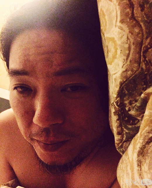 高晓松晒自拍裸照 画面太美亮瞎了我的卡姿兰大眼睛