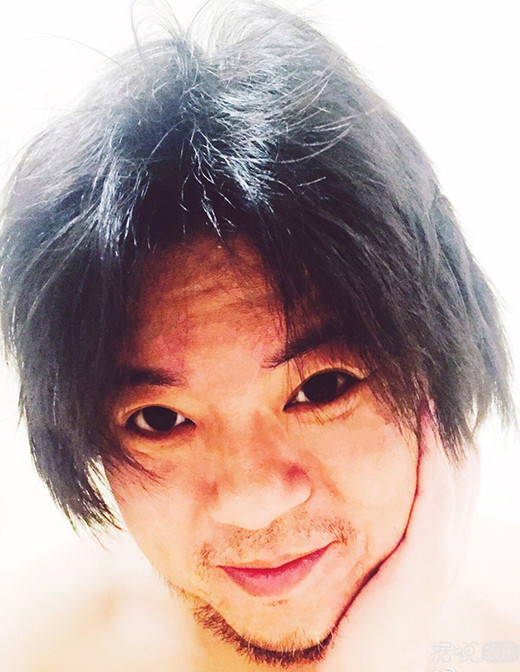 高晓松晒自拍裸照 画面太美亮瞎了我的卡姿兰大眼睛 高晓松晒自拍裸照 画面太美亮瞎了我的卡姿兰大眼睛