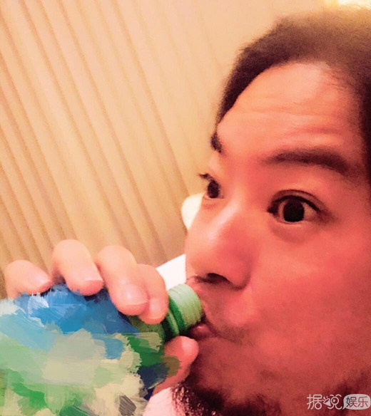 高晓松晒自拍裸照 画面太美亮瞎了我的卡姿兰大眼睛 高晓松晒自拍裸照 画面太美亮瞎了我的卡姿兰大眼睛