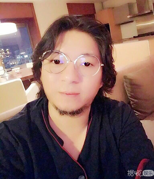 高晓松晒自拍裸照 画面太美亮瞎了我的卡姿兰大眼睛 高晓松晒自拍裸照 画面太美亮瞎了我的卡姿兰大眼睛