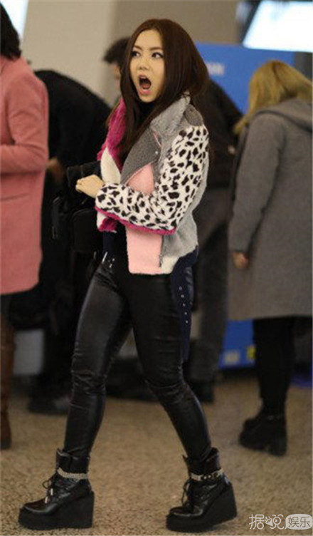 冬天明星打扮越来越随意  又贵又丑的羽绒服宋茜的品味怎么了？