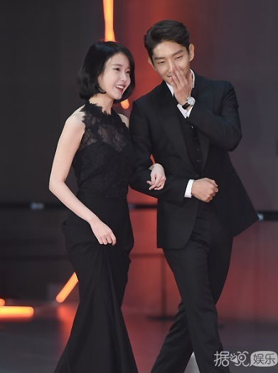 李准基IU“四树”CP合体 现场比心狂撒狗粮 获得最佳CP奖