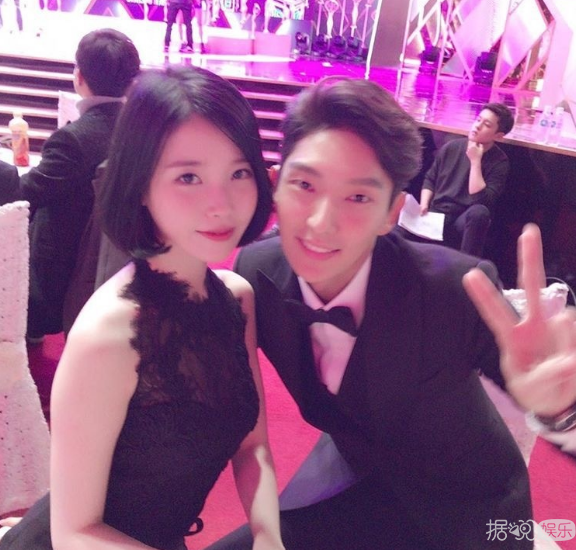 李准基IU“四树”CP合体 现场比心狂撒狗粮 获得最佳CP奖