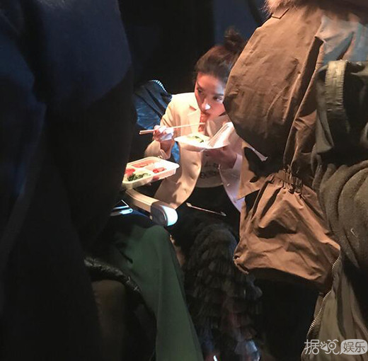景甜后台的这一举动 把身边的小伙伴都惊呆了 景甜后台的这一举动 把身边的小伙伴都惊呆了