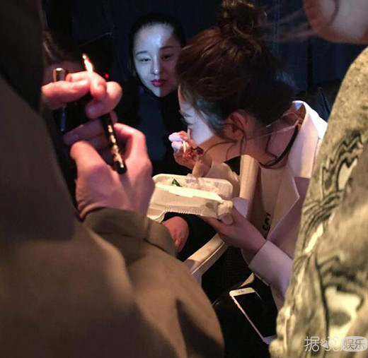 景甜后台的这一举动 把身边的小伙伴都惊呆了 景甜后台的这一举动 把身边的小伙伴都惊呆了