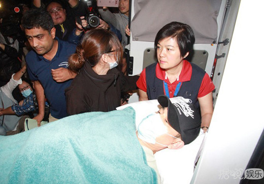 55岁刘德华泰国受伤送港治疗 刘太朱丽倩陪夫返港全程陪伴