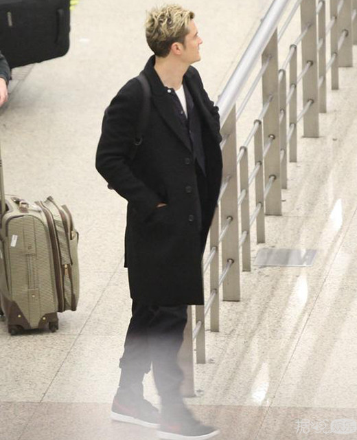 "精灵王子"低调现身浦东机场 将参加国剧《逆袭之星途璀璨》的拍摄