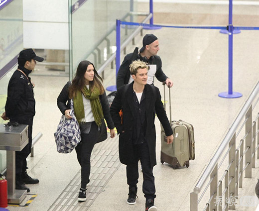 "精灵王子"低调现身浦东机场 将参加国剧《逆袭之星途璀璨》的拍摄