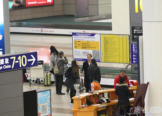 "精灵王子"低调现身浦东机场 将参加国剧《逆袭之星途璀璨》的拍摄