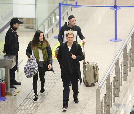 "精灵王子"低调现身浦东机场 将参加国剧《逆袭之星途璀璨》的拍摄