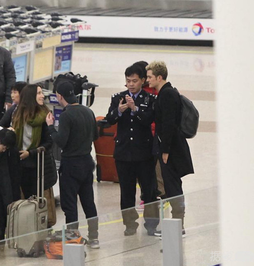 "精灵王子"低调现身浦东机场 将参加国剧《逆袭之星途璀璨》的拍摄