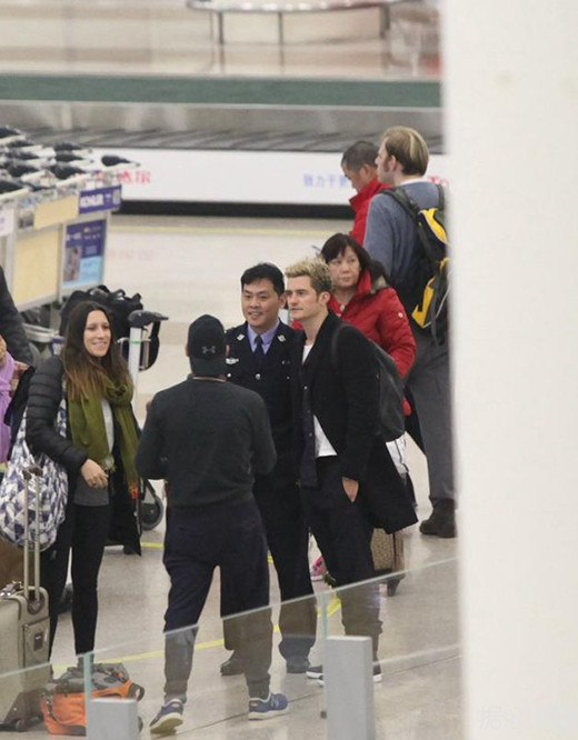 "精灵王子"低调现身浦东机场 将参加国剧《逆袭之星途璀璨》的拍摄