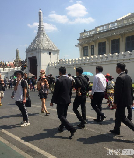 网友偶遇宋仲基泰国游览皇宫 不知情的以为在拍《太后2》