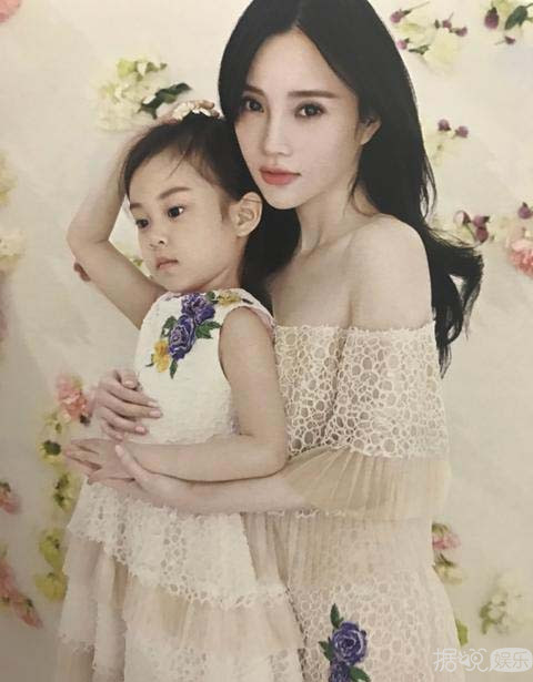 李小璐与女儿拍亲子写真 甜馨实力打脸妈妈整容论