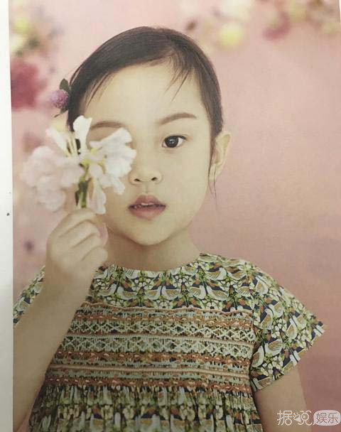 李小璐与女儿拍亲子写真 甜馨实力打脸妈妈整容论