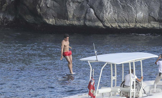 奥兰多-布鲁姆海边度假秀肌肉 这次的他不开船改攀岩了