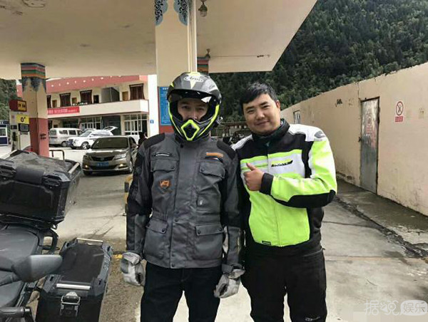 胡歌自驾摩托去四川庆35岁生日，不愧是摩托车发烧友