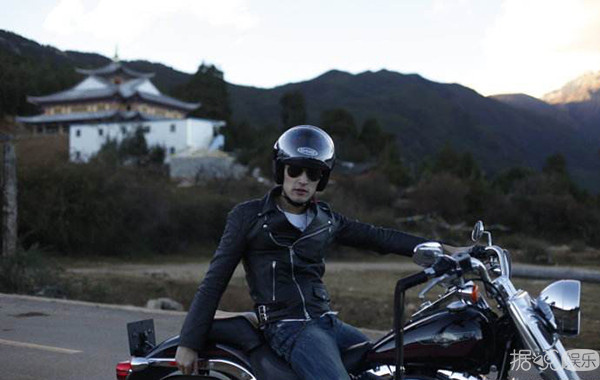 胡歌自驾摩托去四川庆35岁生日，不愧是摩托车发烧友