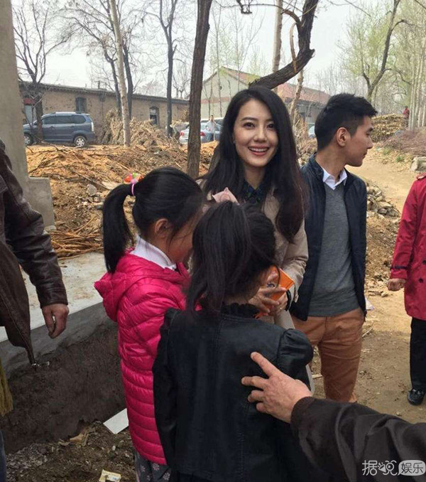 黄晓明坐地铁,杨洋路边蹲,论接地气,我只服最后一位 黄晓明坐地铁,杨洋路边蹲,论接地气,我只服最后一位