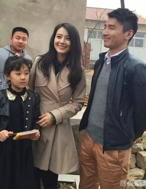 黄晓明坐地铁,杨洋路边蹲,论接地气,我只服最后一位 黄晓明坐地铁,杨洋路边蹲,论接地气,我只服最后一位