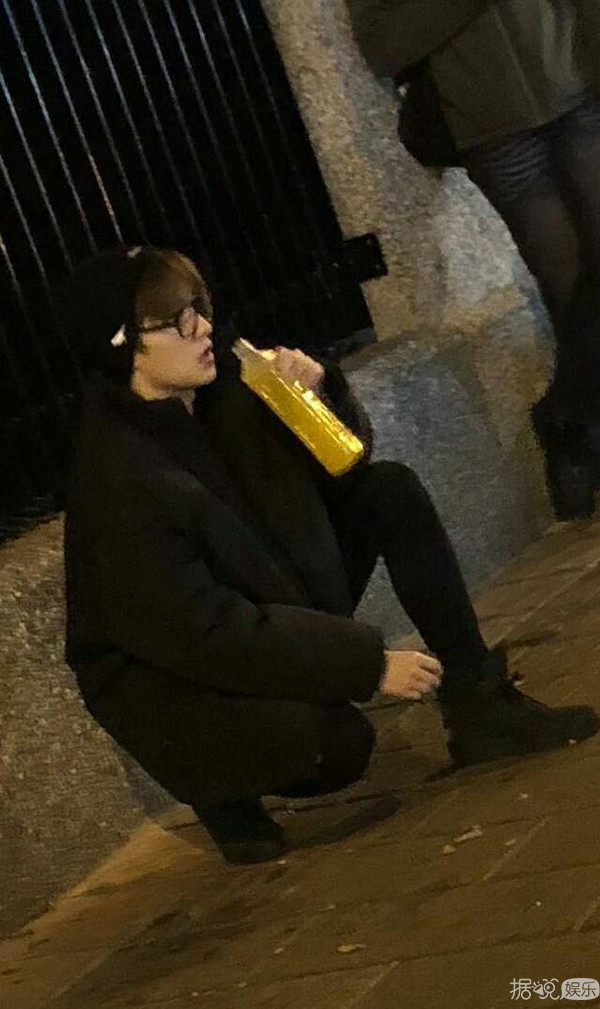 黄晓明坐地铁,杨洋路边蹲,论接地气,我只服最后一位 黄晓明坐地铁,杨洋路边蹲,论接地气,我只服最后一位