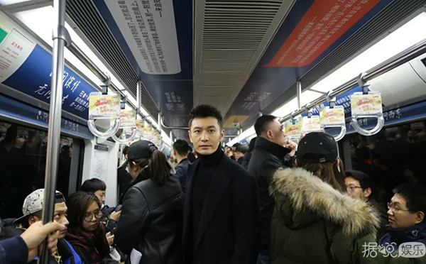 黄晓明坐地铁,杨洋路边蹲,论接地气,我只服最后一位 黄晓明坐地铁,杨洋路边蹲,论接地气,我只服最后一位