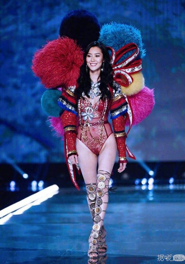 黄晓明坐地铁,杨洋路边蹲,论接地气,我只服最后一位 黄晓明坐地铁,杨洋路边蹲,论接地气,我只服最后一位