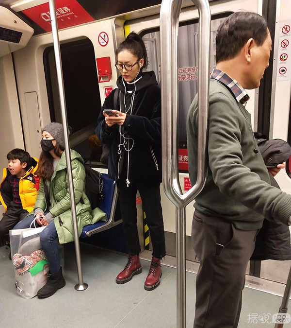 黄晓明坐地铁,杨洋路边蹲,论接地气,我只服最后一位 黄晓明坐地铁,杨洋路边蹲,论接地气,我只服最后一位