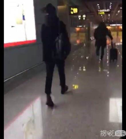 黄晓明坐地铁,杨洋路边蹲,论接地气,我只服最后一位 黄晓明坐地铁,杨洋路边蹲,论接地气,我只服最后一位