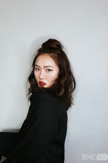 歌手郑虹新歌发布情歌 执念 再展唱功