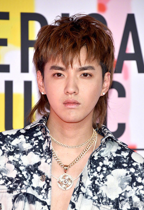 连吴亦凡易烊千玺都hold不住,求求帅哥们放弃这个谁留谁丑的发型 连吴亦凡易烊千玺都hold不住,求求帅哥们放弃这个谁留谁丑的发型
